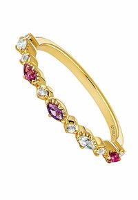 Anillo en tono dorado con piedras de corte marquise y redondo en tonos rosa, púrpura y azul, montadas en un diseño de banda texturizada.