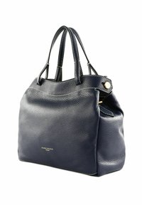 Borsa a spalla in pelle blu navy con finitura texture, dotata di due manici corti, cuciture a contrasto e una tasca laterale con chiusura a scatto.