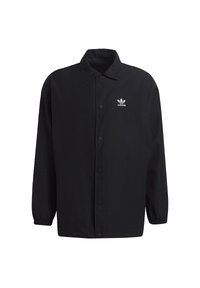 Sort button-up jakke lavet af stof med en glat tekstur. Har en krave, lange ærmer og et lille hvidt Adidas-logo på venstre bryst.