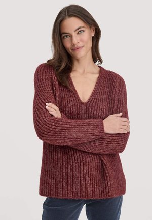 Pull en maille bordeaux avec un col en V, texture côtelée et manches longues, avec des fentes sur les côtés pour un ajustement décontracté.
