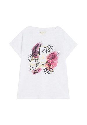 Camiseta blanca de manga corta con diseño abstracto de calavera y huesos cruzados en trazos y manchas de pincel en dorado, negro y rosa en la parte delantera.