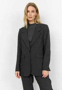 Dunkelgrauer Blazer mit leicht oversized Schnitt, mit Reverskragen, Ein-Knopf-Verschluss und zwei Fronttaschen. Darunter ein strukturiertes geripptes Oberteil.
