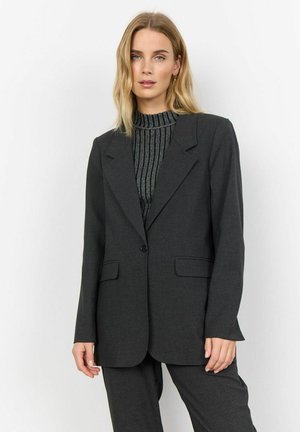 Mörkgrå blazer med en något oversized passform, spetsiga slag, knappstängning med en knapp och två framfickor. Texturerad ribbad topp under.