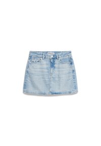 Jupe mini en denim bleu clair avec une coupe droite, poches avant et couture visible. Dispose d'une fermeture à bouton et d'un léger effet de décoloration.