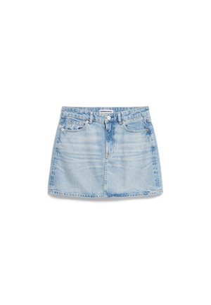 Lichtblauwe denim mini-jurk met een rechte snit, voorzakken en zichtbare stiksels. Voorzien van een knoopsluiting en een subtiele vervagingseffect.