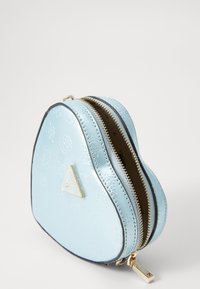 Sirdī forma zila mākslīgās ādas soma ar reljefu ziedu rakstu, diviem zelta toņa rāvējslēdzējiem un trīsstūra logotipa akcentu.