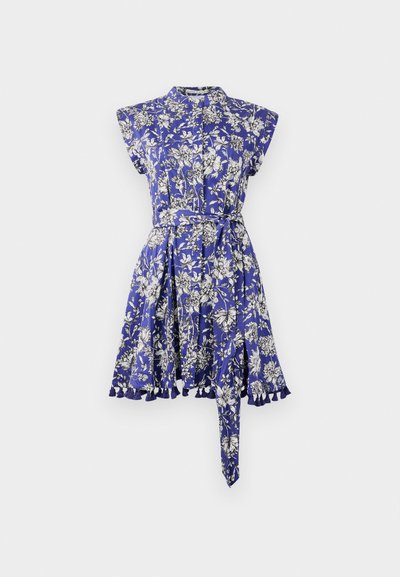 Vestido floral azul com gola de camisa, mangas curtas e cintura marcada. Apresenta uma saia godê e uma barra com babados, acompanhada de um cinto a condizer.