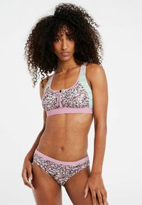 Bikini set s cvjetnim uzorkom koji uključuje top s detaljem u obliku ključa i ružičastim naglaskom, te odgovarajuće donje dijelove s ružičastim pojasom.