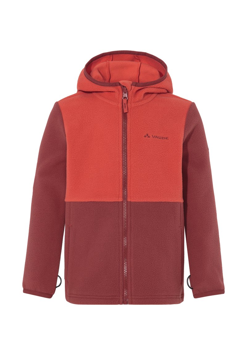 Giacca in pile rossa e bordeaux con cappuccio, zip frontale completa e logo Vaude. Presenta un design a blocchi di colore e polsini regolabili.