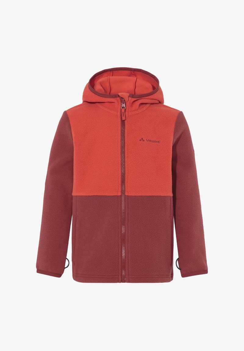 Giacca in pile rossa e bordeaux con cappuccio, zip frontale completa e logo Vaude. Presenta un design a blocchi di colore e polsini regolabili.