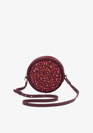 Ronde bordeaux tas met meerkleurige bloemenborduursels, ritsluiting en een gevlochten hengsel. Glad materiaal met ingewikkelde details.