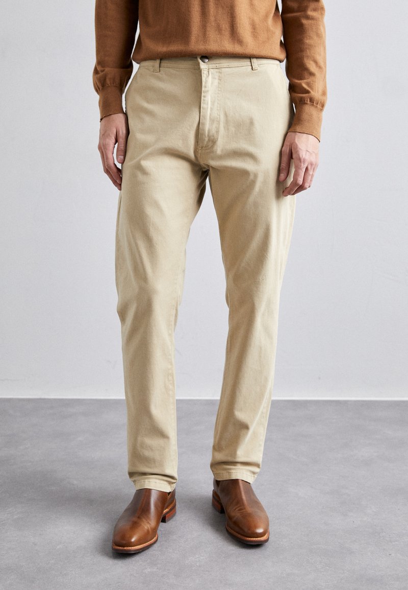 STUDIO ID - PICO TROUSERS - Chinos - beige, Förstora