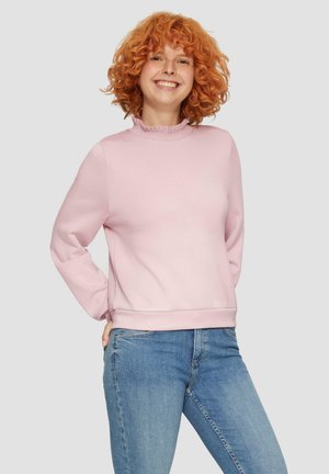 Sweatshirt rose clair avec un col froncé, des manches longues et une coupe décontractée, associé à un jean en denim bleu. Texture lisse, design décontracté.