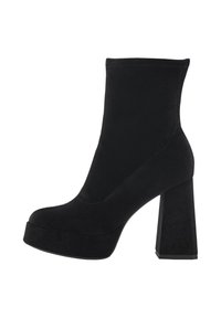 Botines negros de tobillo hechos de suave ante con un alto tacón de bloque y plataforma. Presentan un diseño elegante con mínimos detalles de costura.