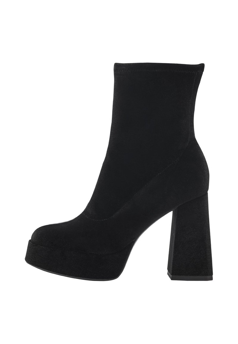 Botines negros de tobillo hechos de suave ante con un alto tacón de bloque y plataforma. Presentan un diseño elegante con mínimos detalles de costura.
