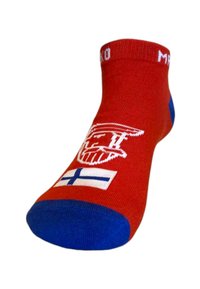 Calcetín rojo hasta el tobillo con punta y talón azules, que presenta un diseño gráfico blanco y una pequeña bandera finlandesa. Fabricado con un tejido elástico y texturizado.