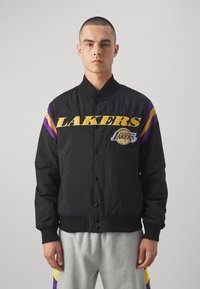 New Era NBA LOS ANGELES LAKERS PANEL BOMBER - Športne kratke hlače - black