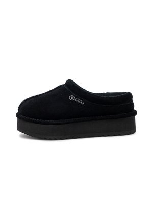 Crne antilop cipele na slip-on s okruglim vrhom, s udobnom unutrašnjošću i crnom platformom koja ima teksturiranu podlogu za bolji grip.