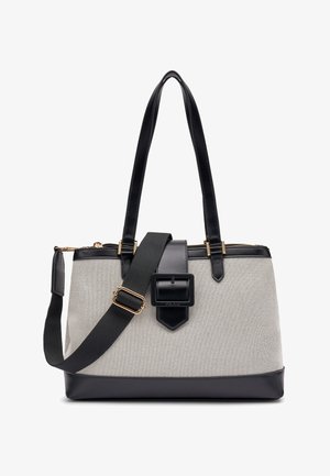 Borsa a mano beige e nera con doppi manici in pelle, tracolla in tessuto regolabile con fibbia dorata e dettaglio fibbia frontale in pelle.