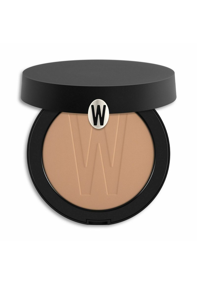 Compatto rotondo di polvere beige con una superficie texturizzata, che presenta un prominente logo 'W' su un coperchio e una base neri.