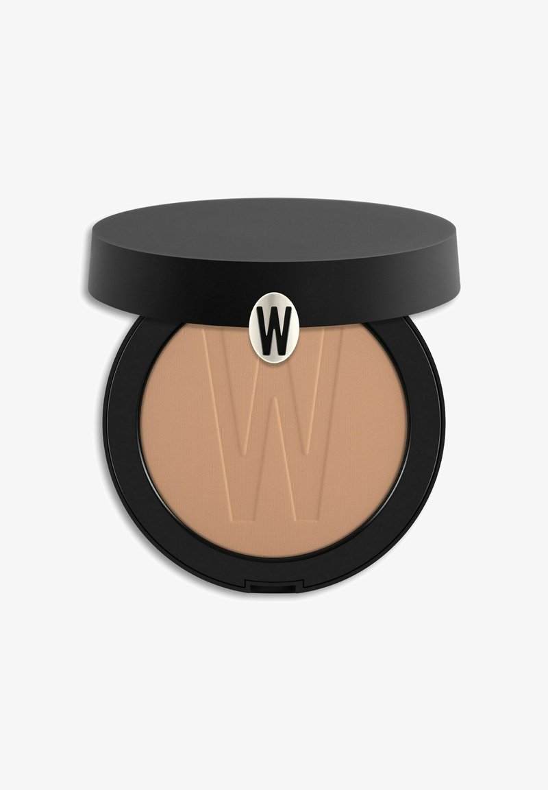 Compatto rotondo di polvere beige con una superficie texturizzata, che presenta un prominente logo 'W' su un coperchio e una base neri.