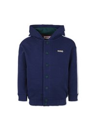 Un sweat à capuche bleu marine avec un intérieur vert, fermeture à boutons sur le devant, et rayures blanches sur les côtés. Présente le logo "HUGO" en or sur la poitrine.