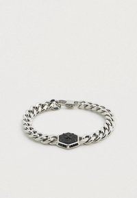 Ασημένιο μεταλλικό βραχιόλι με αλυσίδα που διαθέτει εξαγωνικό μαύρο έμβλημα με σχέδιο λιονταριού στο κέντρο. Οι λείες συνδέσεις δημιουργούν ένα γυαλιστερό φινίρισμα.