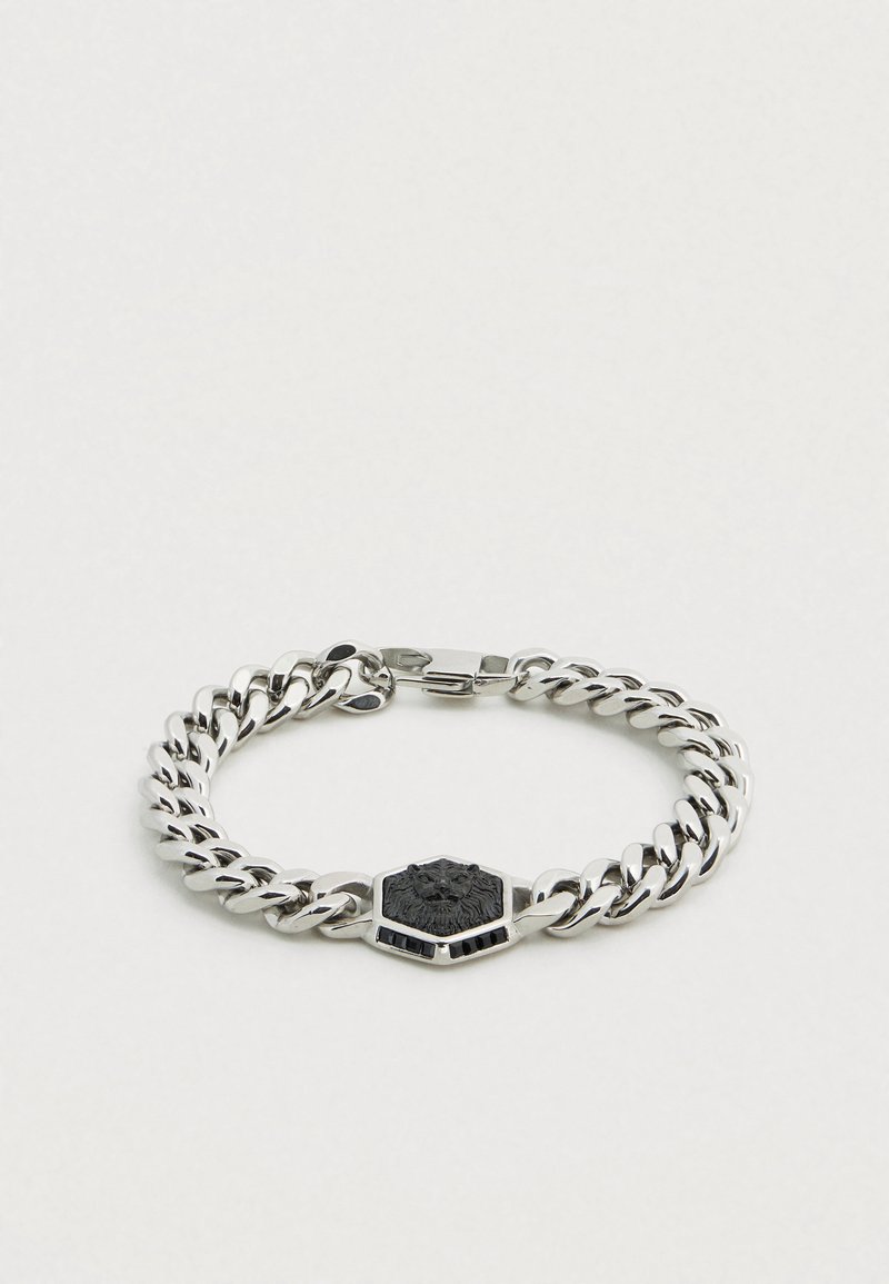 Ασημένιο μεταλλικό βραχιόλι με αλυσίδα που διαθέτει εξαγωνικό μαύρο έμβλημα με σχέδιο λιονταριού στο κέντρο. Οι λείες συνδέσεις δημιουργούν ένα γυαλιστερό φινίρισμα.