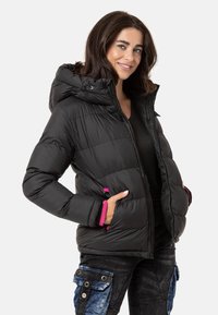 Schwarze Daunenjacke mit Kapuze, mit horizontalem Steppmuster, rosa Akzenten an den Bündchen und Taschen sowie einem Reißverschluss.