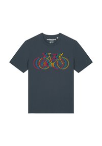Marineblauwe katoenen t-shirt met een meerkleurige grafiek van fietsen in roze, geel en blauw; ronde hals en korte mouwen.