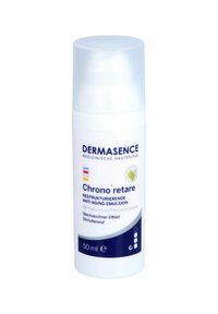 Weiße zylindrische Flasche mit einem klaren Pumpenspender. Das Etikett weist blaue und rote Schriftzüge auf. Enthält 50 ml Anti-Aging-Emulsion mit Pflanzenextrakten.