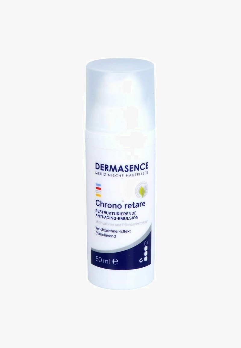 Weiße zylindrische Flasche mit einem klaren Pumpenspender. Das Etikett weist blaue und rote Schriftzüge auf. Enthält 50 ml Anti-Aging-Emulsion mit Pflanzenextrakten.