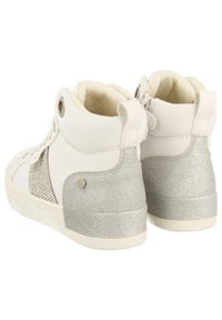 Zapatillas altas en cuero sintético blanco con un respaldo de purpurina plateada, que cuentan con acentos de malla y ojales redondos.