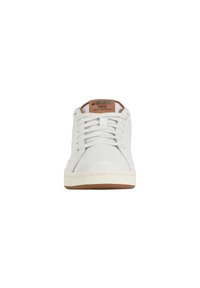 Zapatillas blancas de cuero con punta redonda, paneles laterales texturizados y detalles en beige en la lengüeta. Presentan cordones planos y una suela de goma.