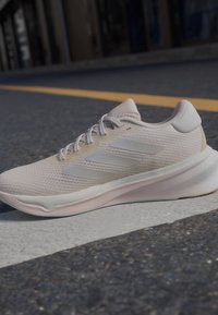 adidas Performance SUPERNOVA STRIDE - Zapatillas running asfalto - putty mauve/zero metallic/spark