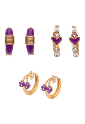 Trei perechi de cercei cercel din aur cu email violet: model cu bandă canelată, inimă cu cristale și mărgele în formă de cireșe cu frunze de cristal.