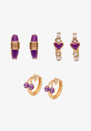 Trzy pary złotych kolczyków kołowych z fioletową emalią: styl z żebrowaną opaską, serce z kryształami oraz zawieszki w kształcie wiśni z kryształowymi liśćmi.