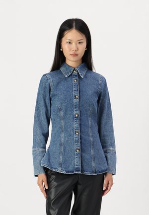 ONLNARA FITTED - Skjortebluser - medium blue denim
