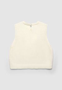 Elfenbeinfarbenes ärmelloses Rippstrick-Oberteil mit rundem Halsausschnitt und Knopfverschluss auf der Rückseite. Es besticht durch klare Linien und eine glatte Textur.