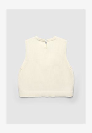 Top smanicato color avorio in maglia a coste con scollo rotondo e chiusura posteriore con bottoni. Caratterizzato da linee pulite e una texture liscia.