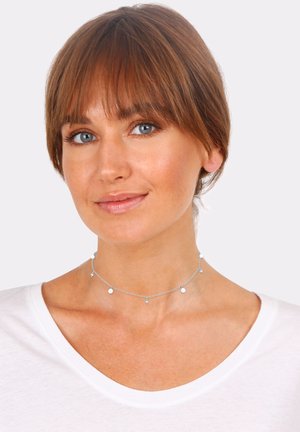 Collana choker in argento con dischi rotondi piccoli e accessori pendenti, caratterizzata da una delicata catena e una finitura lucida.