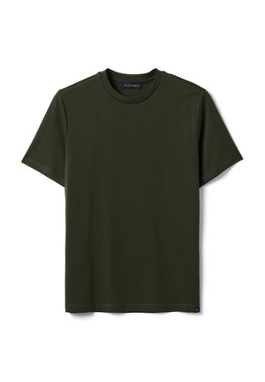 T-shirt verde scuro a maniche corte con scollo tondo e piccola etichetta nera e dorata sull'orlo inferiore su sfondo bianco.