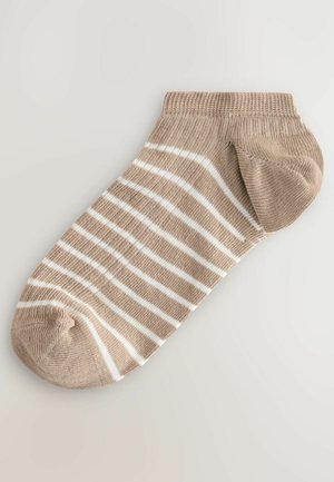 Beige ankelsocka med vita ränder, stickat tyg, rund tå, ribbad mudd, slät textur, lätt design.
