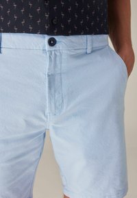 Next STRETCH - Pantaloni scurți - light blue oxford