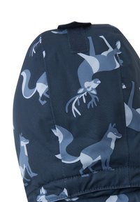 Marinefarbener Kapuzenpullover mit einem geometrischen Muster aus hellblauen Füchsen und Rentieren. Hergestellt aus einem glatten, strapazierfähigen Stoff mit einem Klettverschluss.