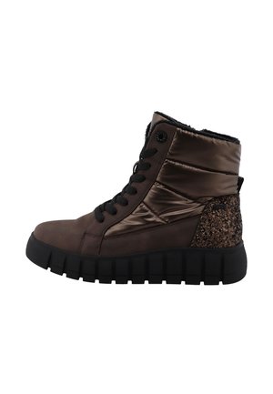 Botte d'hiver montante marron avec semelle épaisse noire, lacets noirs, panneaux rembourrés brillants et détail pailleté texturé au talon.