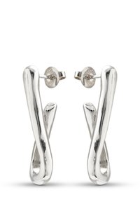 Pendientes de aro retorcidos de plata con un acabado liso y pulido. El diseño presenta curvas fluidas y un cierre de poste.