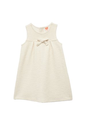 Crème-kleurige mouwloze jurk met een gestructureerde stof, voorzien van een strikdetail op de taille en een ronde hals. Lengte tot onder de knie.