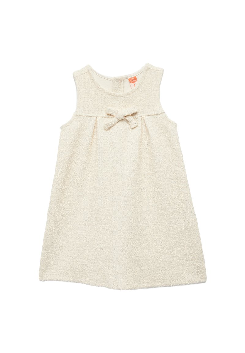 Vestido sin mangas color crema con una tela texturizada, que presenta un detalle de lazo en la cintura y un cuello circular. Longitud por debajo de la rodilla.