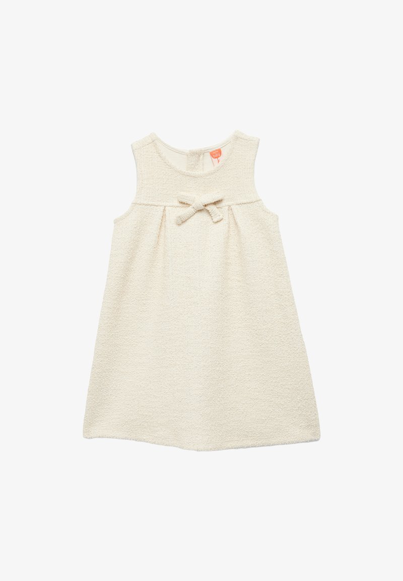 Vestido sin mangas color crema con una tela texturizada, que presenta un detalle de lazo en la cintura y un cuello circular. Longitud por debajo de la rodilla.